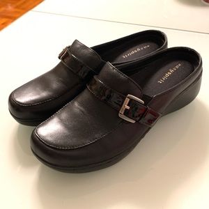 Women’s Black Clogs